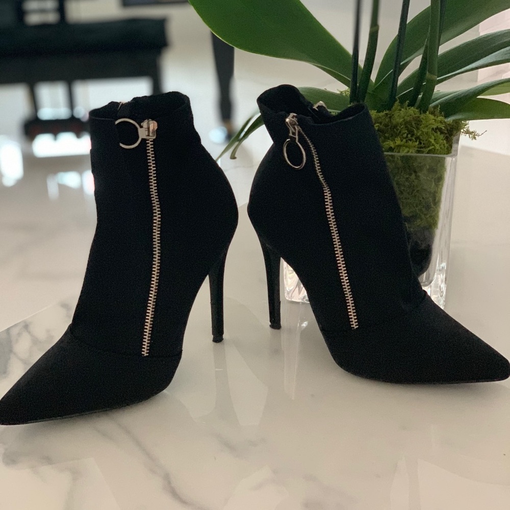 🖤👢Black booties!